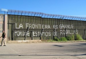 La Jornada, 03/10/14: La empresa israelí Elbit Systems Ltd (empresa famosa por su trabajo de "sistemas de detección de intrusión" y otros proyectos para las barreras contra los palestinos) anunció que su subsidiaria obtuvo el contrato del Departamento de Seguridad Interior de Estados Unidos para producir e instalar sistemas de vigilancia, incluidas torres de observación, en la frontera de Arizona con México, reportó Alternet. 