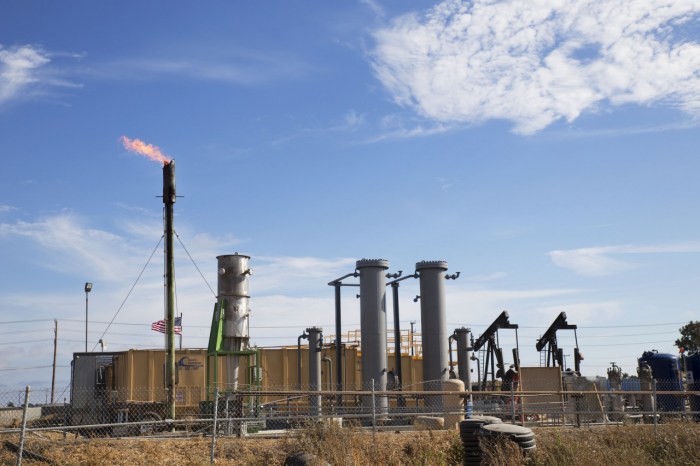 Una torre de perforación de Vaca Energy expulsando vapor en las arenas bituminosas de Oxnard. (Sarah Craig/Faces of Fracking/CC BY-NC-ND 2.0) 